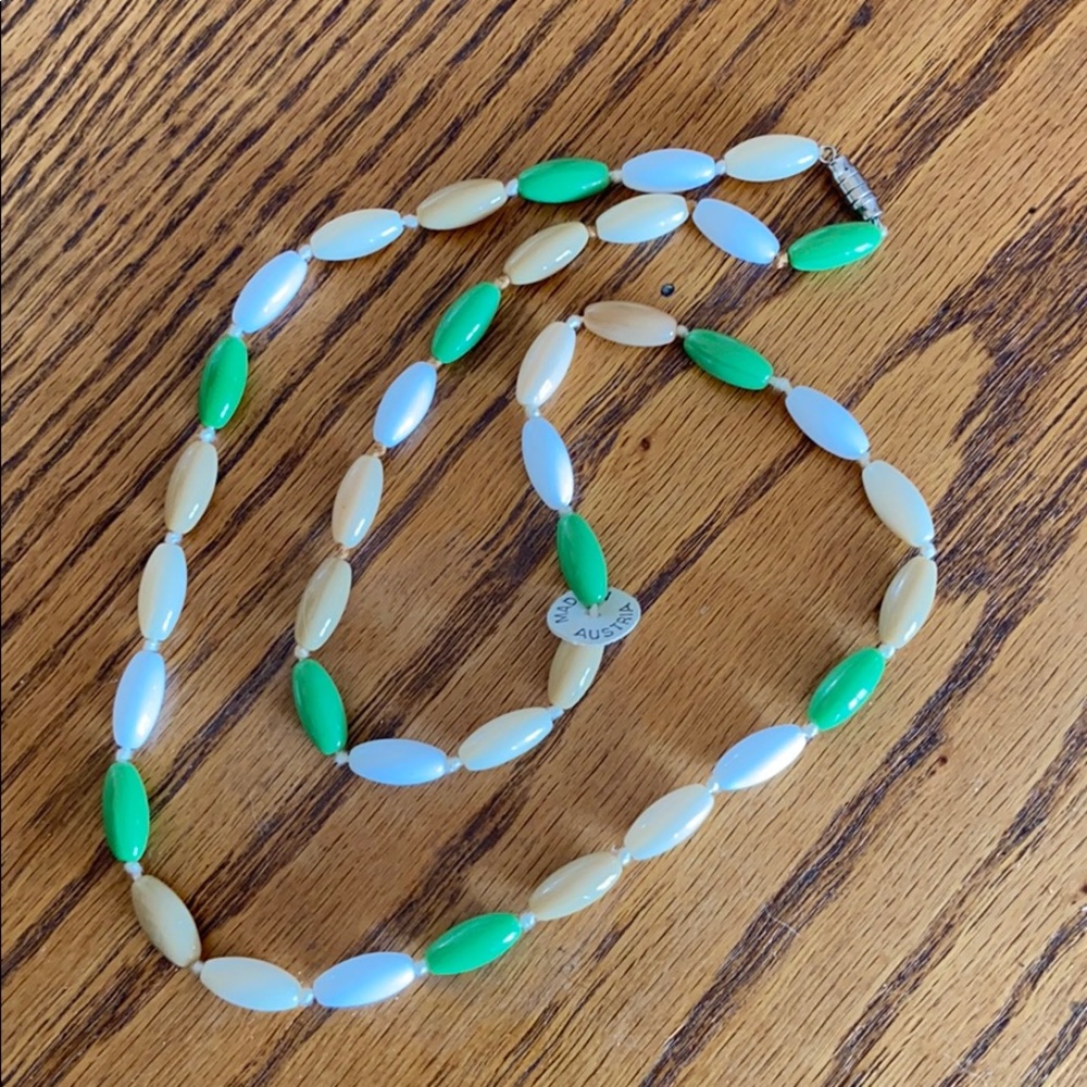 Vintage Made in Australia Green Ivory Opalescent Beaded Necklace 28" Mid Century - Picture 3 of 5